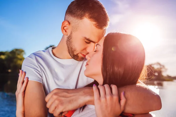 Szeretettel Átölelve Megcsókolta Folyón Naplemente Boldog Pár Fiatalok Romantikus Dátum — Stock Fotó