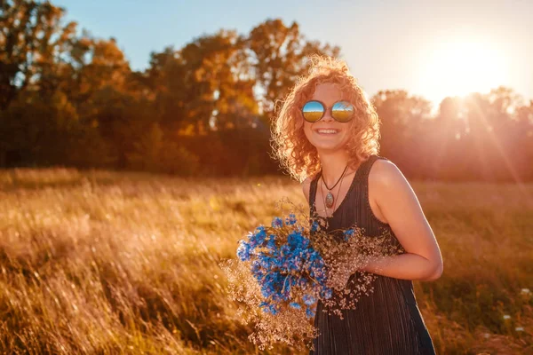 Venkovní Portrét Krásné Mladé Ženy Červenými Kudrnatými Vlasy Drží Květiny — Stock fotografie