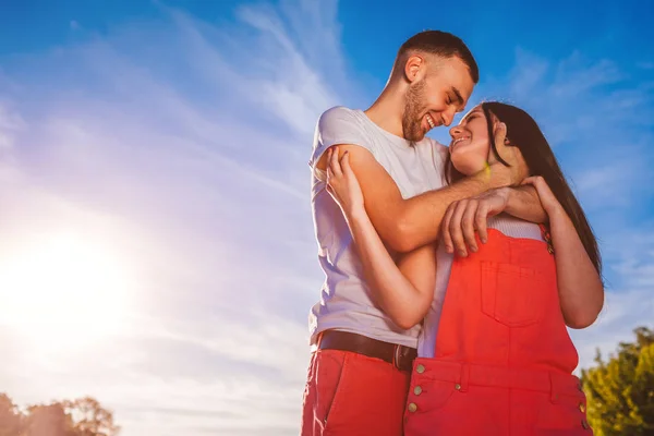 Couple Heureux Amoureux Étreignant Souriant Contre Ciel Bleu Coucher Soleil — Photo