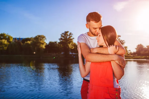 Casal Feliz Apaixonado Abraçando Sorrindo Junto Rio Pôr Sol Encontro — Fotografia de Stock