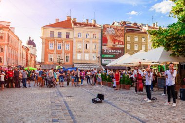 Lviv, Ukrayna - 9 Haziran 2018. Lviv Merkezi Yaz aylarında oynarken izlemek ve dinleme genç grup kalabalık