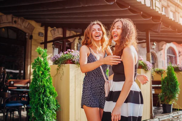 Dos Mejores Amigas Conocieron Café Ciudad Chicas Felices Riendo Divirtiéndose — Foto de Stock