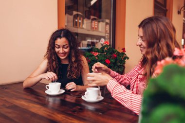 Sokakta yaz aylarında açık kafede kahve mutlu arkadaşlar. Sohbet ve ürpertici kadınlar