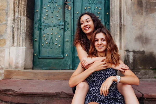 Молодые Подруги Сидят Лестнице Обнимаются Счастливые Девушки Смеются Веселятся Отношения — стоковое фото