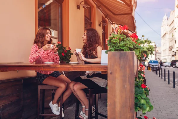 Felices Amigas Tomando Café Cafetería Aire Libre Verano Calle Mujeres —  Fotos de Stock