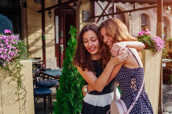 Eski Şehir yaz aylarında sokak asılı mutlu arkadaşlar. Gerçek duyguları en iyi kadın arkadaşlarından. Sarılma ve gülümseyen kız