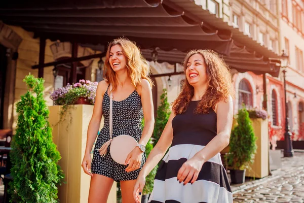 Две Лучшие Подруги Встретились Кафе Городе Счастливые Девушки Смеются Веселятся — стоковое фото