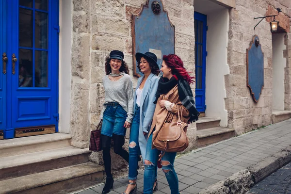 Foto Aire Libre Tres Mujeres Jóvenes Caminando Por Calle Ciudad — Foto de Stock