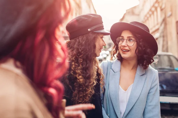 Foto Aire Libre Tres Mujeres Jóvenes Con Estilo Que Hablan — Foto de Stock