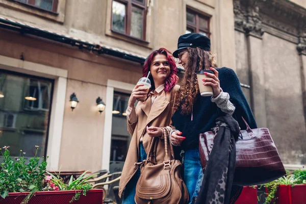 Foto Aire Libre Mujeres Jóvenes Caminando Por Calle Ciudad Tomando — Foto de Stock