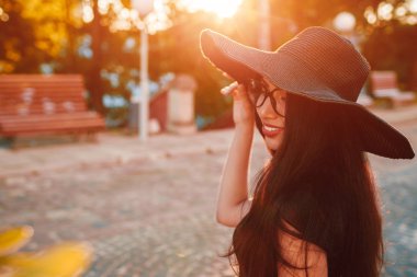 Yaz parkta klasik şık kıyafeti giymiş şık genç kadın. Güzel model lüks giyim ve aksesuarları