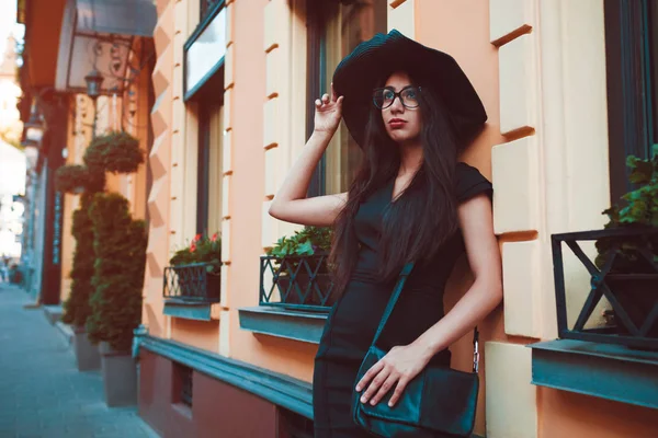Стильная Молодая Женщина Позирует Городской Улице Модный Наряд Красивая Модель — стоковое фото