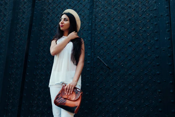 Mujer Joven Con Estilo Posando Contra Puertas Negras Antiguas Afuera — Foto de Stock