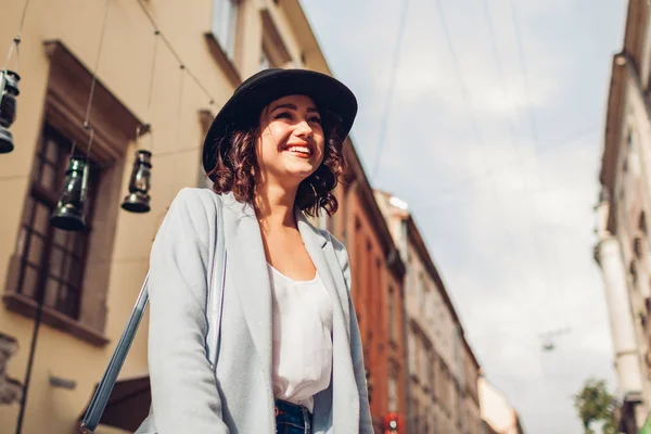 Hermosa Mujer Joven Que Tiene Jugo Naranja Cafetería Aire Libre — Foto de Stock