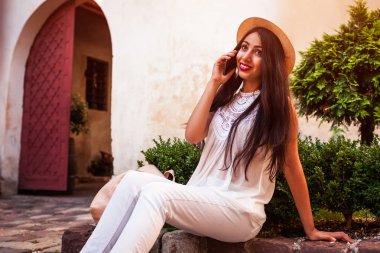 Güzel turist kız açık havada Evet. Orta Doğu kadın arayan arkadaşlar dinlenme