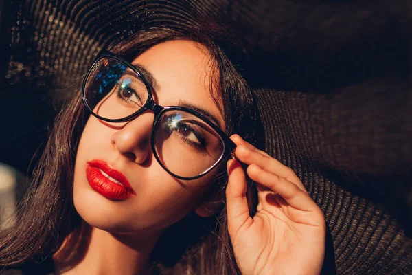 Venkovní Portrét Stylový Mladé Ženy Nosí Klasické Brýle Čepice Krásný — Stock fotografie