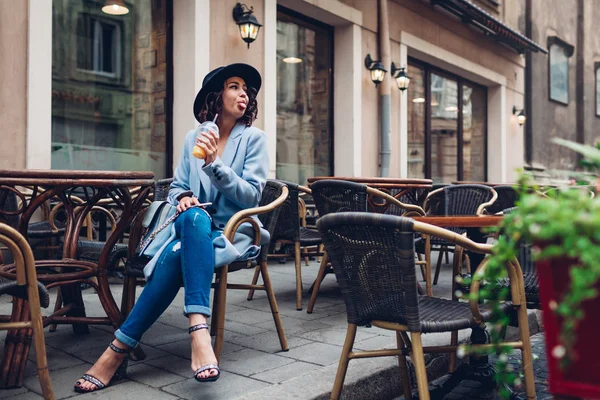 Красивая Молодая Женщина Апельсиновым Соком Открытом Воздухе Кафе Показывая Язык — стоковое фото