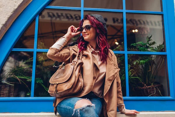 Mujer Joven Con Estilo Posando Contra Ventana Azul Aire Libre — Foto de Stock