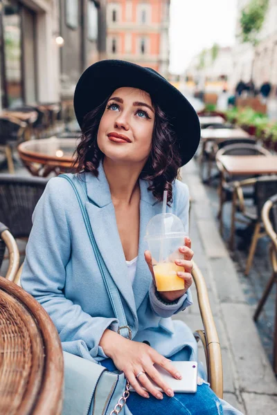 Hermosa Mujer Joven Que Tiene Jugo Naranja Cafetería Aire Libre — Foto de Stock