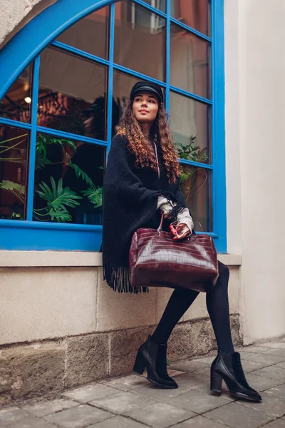 Stylish Young Woman Posing Blue Window Outdoors Fashionable Outfit Beautiful — Stock Photo, Image