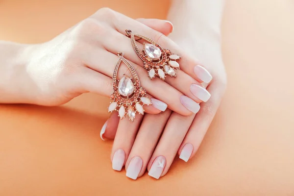 Ombre Piękny Manicure Kolczyki Francuski Nail Design Kobieta Trzyma Biżuteria — Zdjęcie stockowe