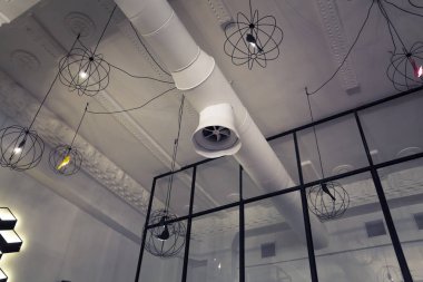 Çağdaş Restoran tavan tasarımı. Fuaye ve giriş kolyeler. Çatı ışıkları. İç Cafe.