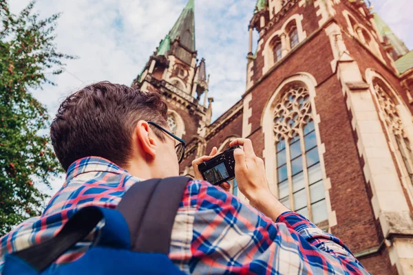 Turist Lviv, Ukrayna Katolik Kilisesi, St. Olha ve Elizabeth çekiyor. Yaz aylarında mavi gökyüzü arka plan üzerinde Gotik Ortaçağ Kilisesi