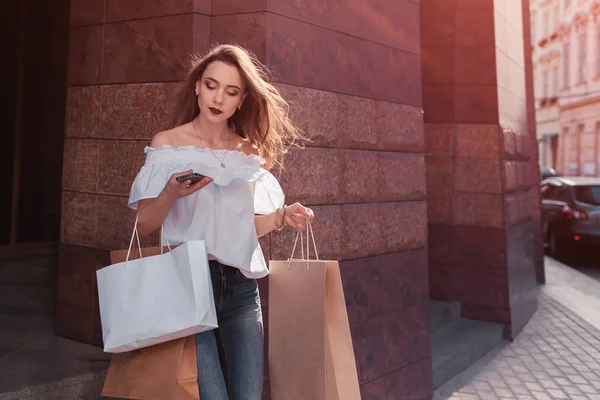 Krásná Elegantní Mladá Žena Nákupníma Taškama Mall Přijme Volání Prodej — Stock fotografie