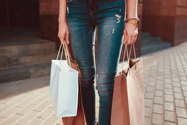 Mulher Bonita Elegante Com Sacos Compras Andando Rua Cidade Verão — Fotografia de Stock