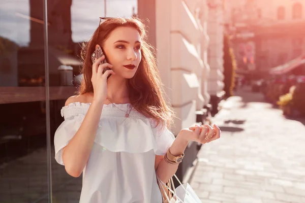 Krásná Elegantní Mladá Žena Nákupní Tašky Odpočinek Ulici Mluvit Telefonu — Stock fotografie