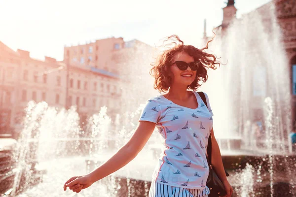 Jovem Feliz Com Mochila Andando Fonte Verão Faculdade Menina Refrigeração — Fotografia de Stock