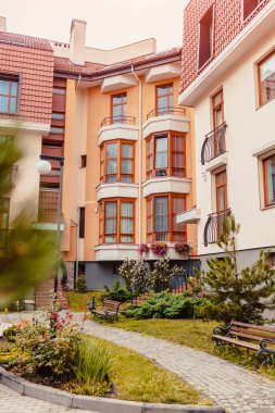 Yeni çok katlı konut binası. Modern ev bahçe ile kırmızı ve turuncu renklerde boyanmış