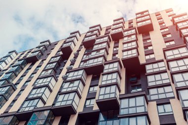 Yeni çok katlı konut binası. Modern ev gökyüzü arka plan üzerinde. Çağdaş mimarisi