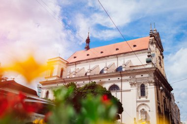 Katolik Kilisesi, Aziz Peter ve Paul Lviv, Ukrayna. Antik katedral önünde bulanık çiçekli mavi gökyüzü arka plan üzerinde