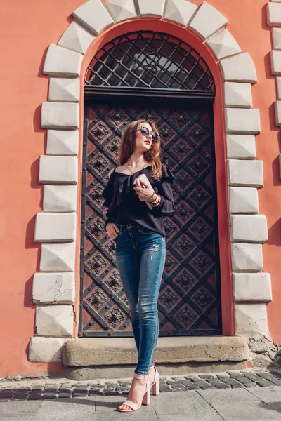 Retrato Aire Libre Una Hermosa Mujer Con Estilo Gafas Sol — Foto de Stock