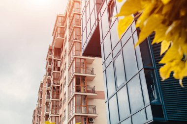 Yeni çok katlı konut binası. Çağdaş mimarisi ile ağaçların. Geometri tasarım