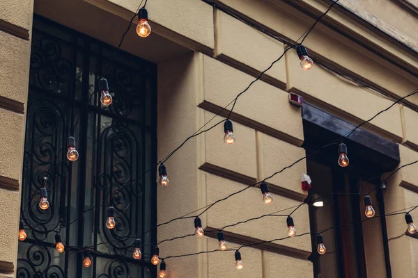 Girlandy Lampy Wiszące Przez Kawiarnię Świeżym Powietrzu Ozdoba Ulic Letnia — Zdjęcie stockowe