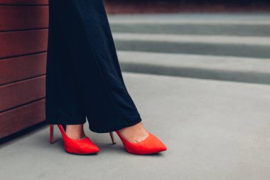 Kırmızı yüksek topuklu ayakkabı giyen genç iş kadını. Şık klasik pompalar. Kadın bacakları closeup. Moda kavramı