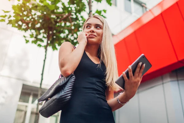 Young Blonde Businesswoman Using Smartphone Tablet Contemporary Business Center City — Stock Photo, Image