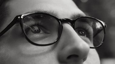 Yakın çekim gözlük takan adam. Siyah ve beyaz yaşam görme olmadan. Sağlıklı görme kavramı. Hayır renkler yaşam