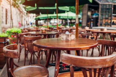 Boş kafe. Sayaç bar ahşap sandalye yanında. Satır içinde kırmızı retro koltuk