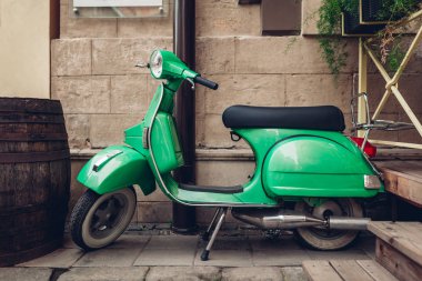 Retro tarzı yeşil scooter Lviv Caddesi üzerinde. Dış, restoran tasarımı. Modep sol açık havada Cafe tarafından