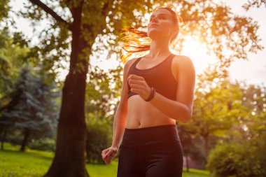 Yaz Park'ta çalışan genç sportif kadın. Sporcumuz koşu. Egzersiz