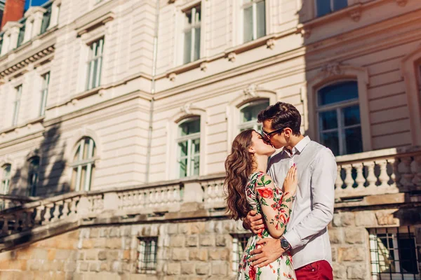 Jonge Gelukkige Paar Verliefd Knuffelen Zoenen Buitenshuis Romantische Relaties Man — Stockfoto