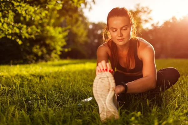 Молода Спортивна Жінка Робить Вправи Літньому Парку Спортсменка Розтягує Ноги — стокове фото