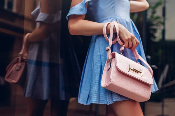 Primer Plano Bolso Femenino Con Estilo Mujer Moda Sosteniendo Hermosos — Foto de Stock