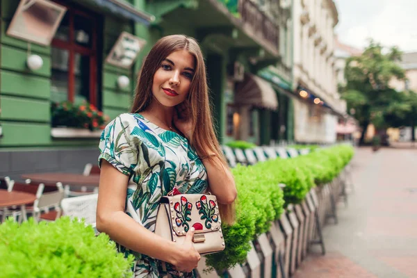 Retrato Aire Libre Una Joven Hermosa Mujer Moda Que Usa — Foto de Stock