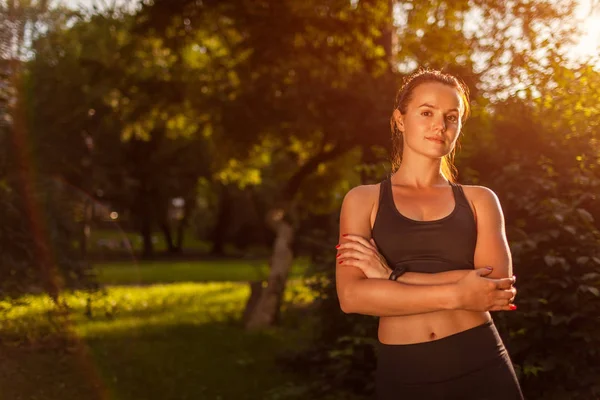 Joven Mujer Deportiva Mirando Cámara Con Las Manos Cruzadas Parque — Foto de Stock