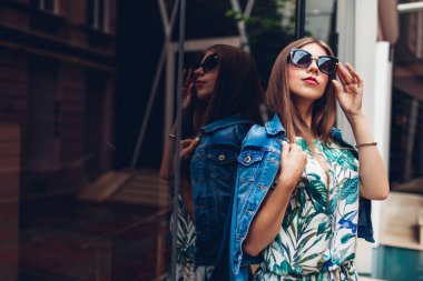 Modern cam inşa ederek şık aksesuarlar giyen genç güzel moda kadın açık portresi. Yaz modern kıyafet.