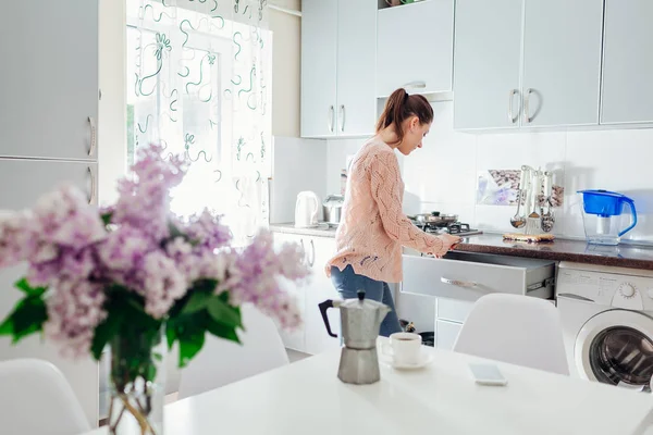 Mujer Cocinando Cena Tomando Café Cocina Diseño Moderno Cocina Blanca — Foto de Stock